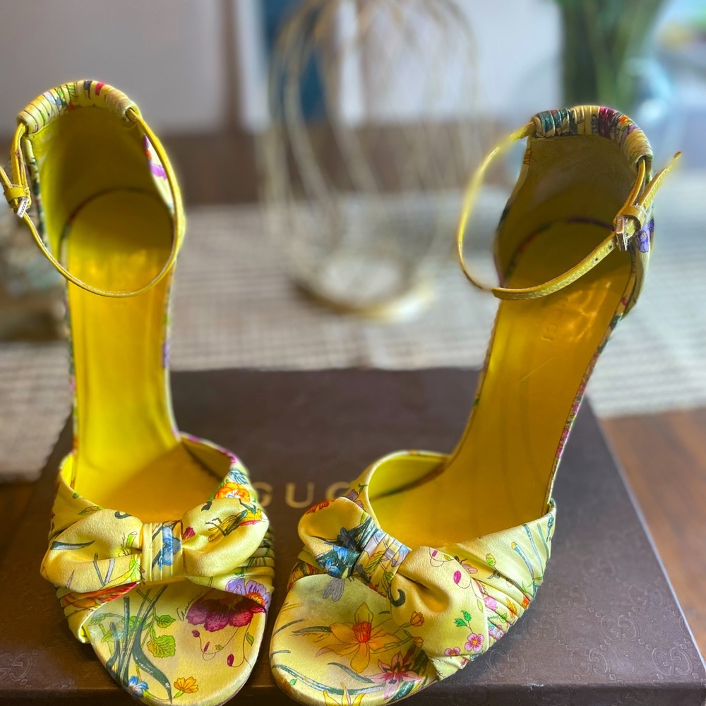 Gucci. Satin floral sandals.